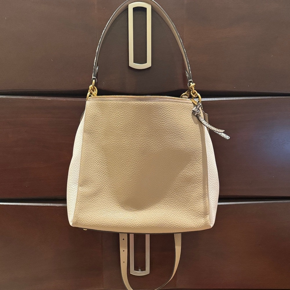 Elegant Coach Cream Leather Shoulder Bag